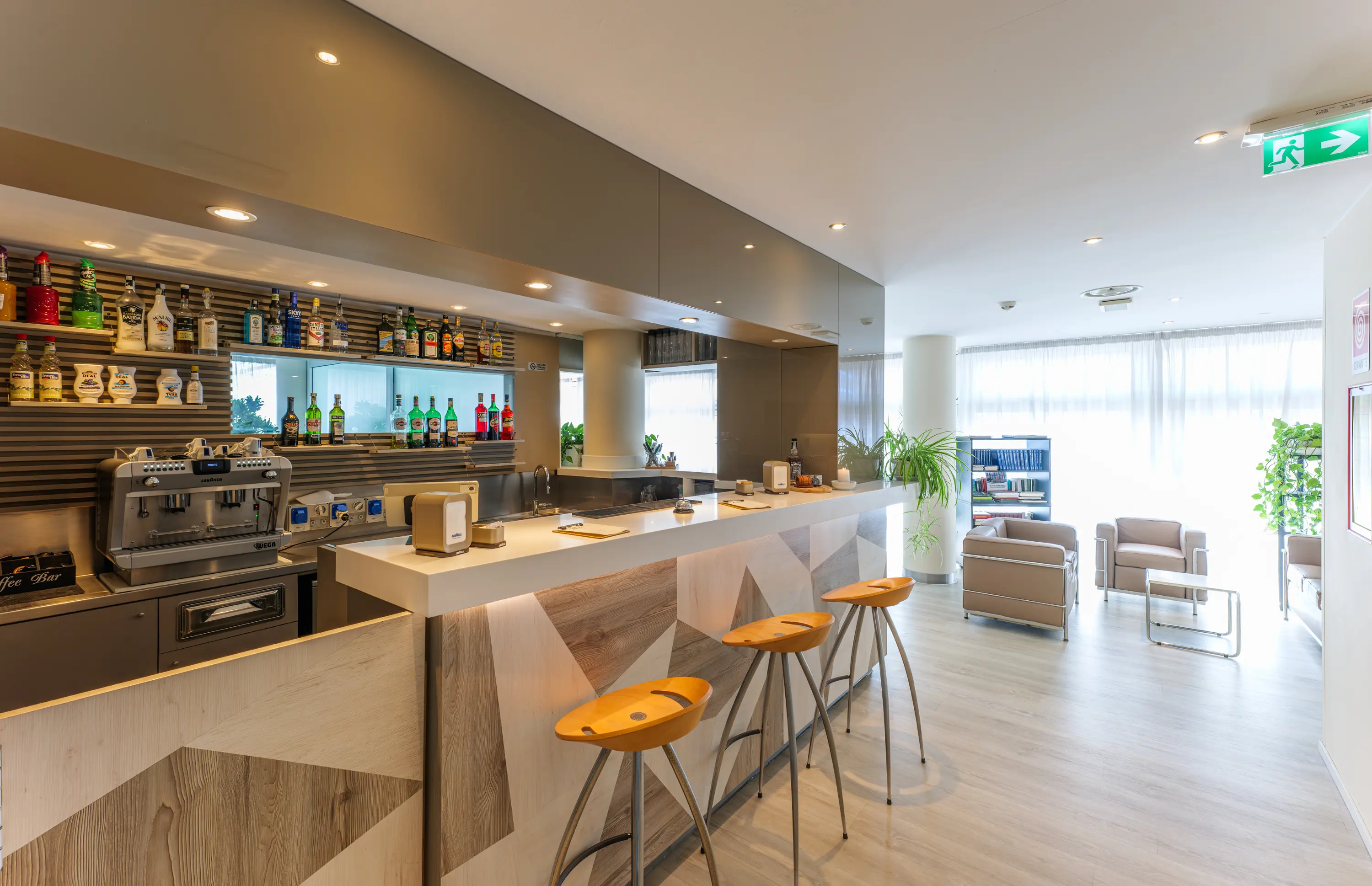 Il bancone del lounge bar dell'Hotel Rosanna
