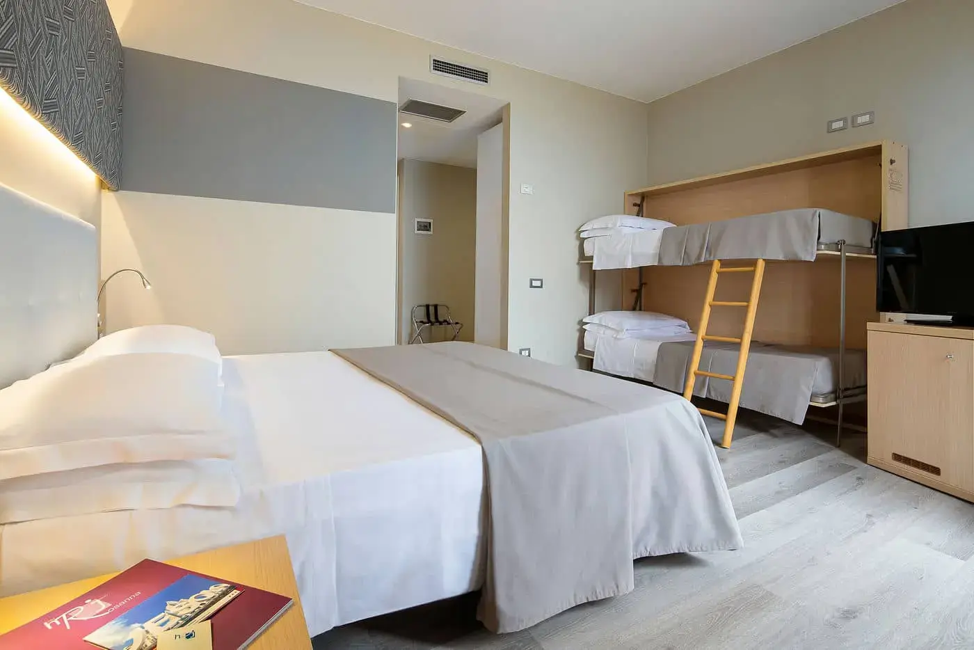 Camera quadrupla con letto matrimoniale e letto a castello