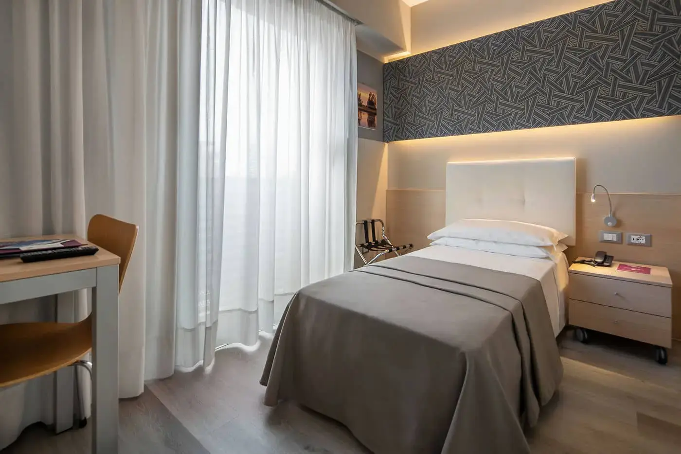 Camera singola dell'Hotel Rosanna con letto singolo e scrivania