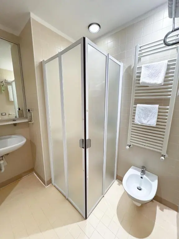 Bagno accessibile della camera Economy con box doccia