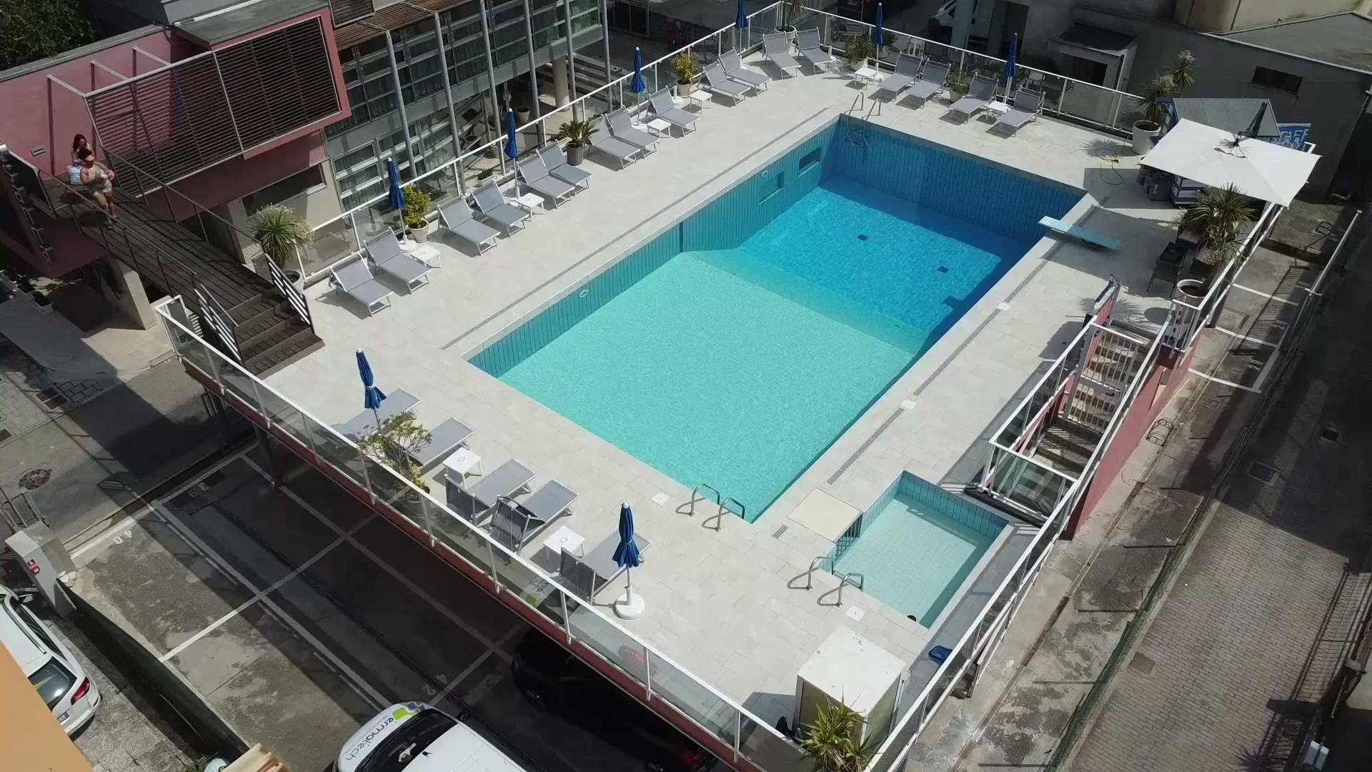 La piscina dell'Hotel Rosanna a Jesolo vista dall'alto