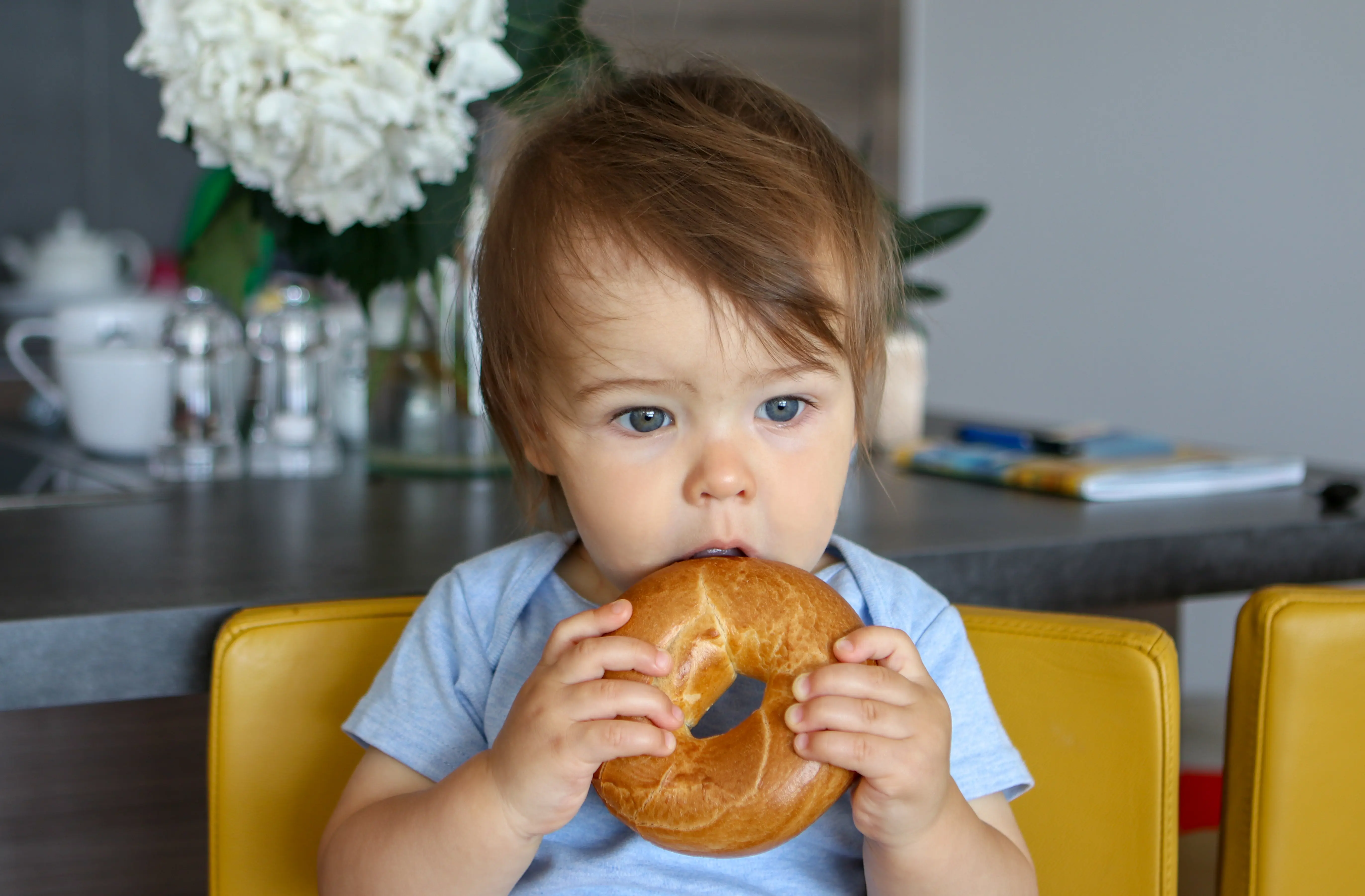 Bambino che fa colazione con una ciambella